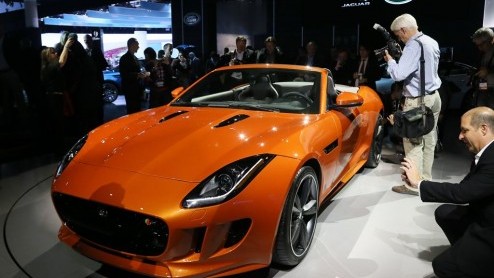 Sneeuwbuien of niet, vanaf komend voorjaar arriveert de nieuwe Jaguar F-Type bij de dealer. De sportieve tweezitter met V6 of V8 staat dan in de boeken vanaf net geen 90 mille.