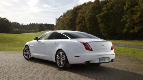 De vorig jaar gentroduceerde Jaguar XJ staat er binnenkort desgewenst nadrukkelijk sportief bij. Jaguar introduceert in het voorjaar een Sport Pack. Speciaal voor de XJ Supercharged is er ook een Spe