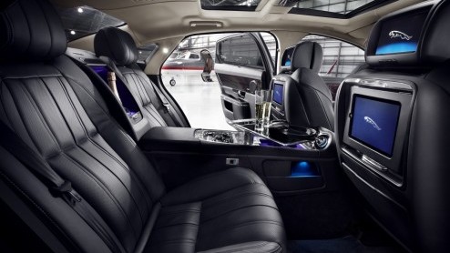 Een ultiem luxe Jaguar XJ met twee aparte stoelen, een tafeltje, iPads, 20 speakers en een champagnekoeler verdient maar n naam: de Ultimate-uitvoering. Present in Peking!