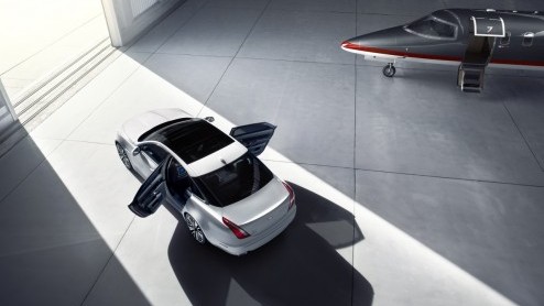 Een ultiem luxe Jaguar XJ met twee aparte stoelen, een tafeltje, iPads, 20 speakers en een champagnekoeler verdient maar n naam: de Ultimate-uitvoering. Present in Peking!