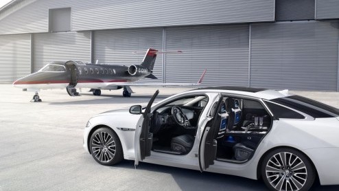 Een ultiem luxe Jaguar XJ met twee aparte stoelen, een tafeltje, iPads, 20 speakers en een champagnekoeler verdient maar n naam: de Ultimate-uitvoering. Present in Peking!