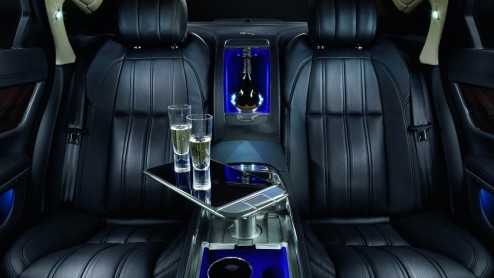 Een ultiem luxe Jaguar XJ met twee aparte stoelen, een tafeltje, iPads, 20 speakers en een champagnekoeler verdient maar n naam: de Ultimate-uitvoering. Present in Peking!