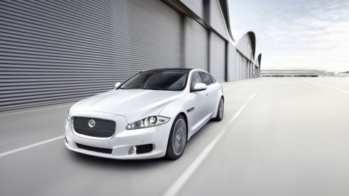 Een ultiem luxe Jaguar XJ met twee aparte stoelen, een tafeltje, iPads, 20 speakers en een champagnekoeler verdient maar n naam: de Ultimate-uitvoering. Present in Peking!