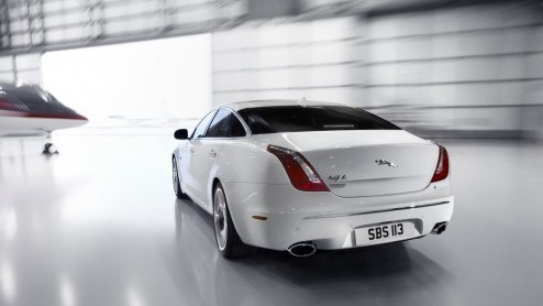 Een ultiem luxe Jaguar XJ met twee aparte stoelen, een tafeltje, iPads, 20 speakers en een champagnekoeler verdient maar n naam: de Ultimate-uitvoering. Present in Peking!