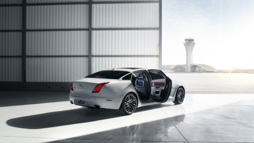Een ultiem luxe Jaguar XJ met twee aparte stoelen, een tafeltje, iPads, 20 speakers en een champagnekoeler verdient maar n naam: de Ultimate-uitvoering. Present in Peking!