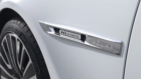 Een ultiem luxe Jaguar XJ met twee aparte stoelen, een tafeltje, iPads, 20 speakers en een champagnekoeler verdient maar n naam: de Ultimate-uitvoering. Present in Peking!