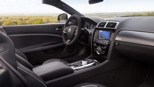 De snelste Jaguar-cabrio ooit, dat is de nieuwe XKR-S Convertible die in Los Angeles is onthuld. Van een 550 pk sterke V8 en een topsnelheid van 300 km/u en onweerstaanbare looks krijg je toch direct