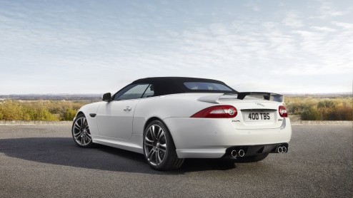 De snelste Jaguar-cabrio ooit, dat is de nieuwe XKR-S Convertible die in Los Angeles is onthuld. Van een 550 pk sterke V8 en een topsnelheid van 300 km/u en onweerstaanbare looks krijg je toch direct