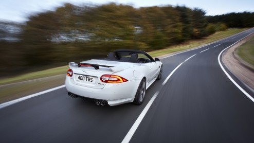 De snelste Jaguar-cabrio ooit, dat is de nieuwe XKR-S Convertible die in Los Angeles is onthuld. Van een 550 pk sterke V8 en een topsnelheid van 300 km/u en onweerstaanbare looks krijg je toch direct