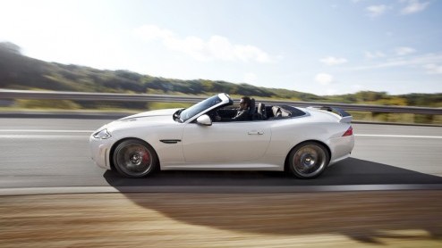 De snelste Jaguar-cabrio ooit, dat is de nieuwe XKR-S Convertible die in Los Angeles is onthuld. Van een 550 pk sterke V8 en een topsnelheid van 300 km/u en onweerstaanbare looks krijg je toch direct