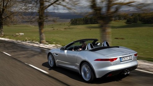 Interesse in een ritje in de nieuwe Jaguar F-Type? Dat kan voortaan. Autoverhuurbedrijf Hertz heeft namelijk de dakloze Brit in het assortiment van de Dream Collection opgenomen. Voor 250 euro per dag