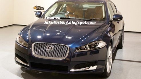 Jaguar geeft de XF een facelift. Drie jaar na zijn introductie voorzien de Britten hun katachtige van een nieuwe neus en extra kwaliteitsbeleving. Ook maakt een 2.2 liter turbodiesel zijn debuut. De o