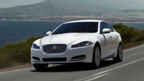 Na geruchten en een gelekte afbeelding is het nieuws dan nu officieel: Jaguar heeft de XF een facelift gegeven en kreeg daarbij een nieuwe neus die ontleend is aan vlaggenschip XJ. Maar er is meer. Bo