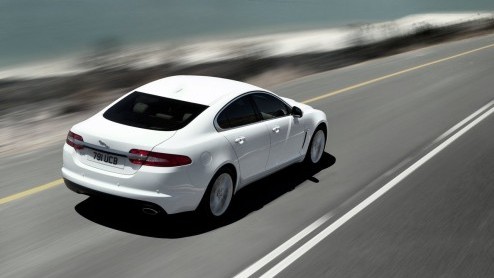 Na geruchten en een gelekte afbeelding is het nieuws dan nu officieel: Jaguar heeft de XF een facelift gegeven en kreeg daarbij een nieuwe neus die ontleend is aan vlaggenschip XJ. Maar er is meer. Bo