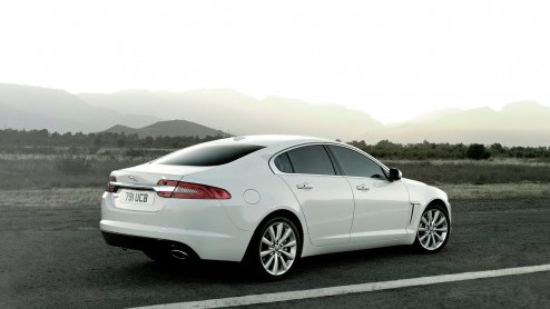 Na geruchten en een gelekte afbeelding is het nieuws dan nu officieel: Jaguar heeft de XF een facelift gegeven en kreeg daarbij een nieuwe neus die ontleend is aan vlaggenschip XJ. Maar er is meer. Bo