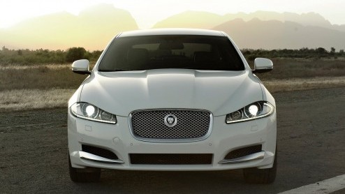 Na geruchten en een gelekte afbeelding is het nieuws dan nu officieel: Jaguar heeft de XF een facelift gegeven en kreeg daarbij een nieuwe neus die ontleend is aan vlaggenschip XJ. Maar er is meer. Bo