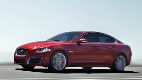 Na geruchten en een gelekte afbeelding is het nieuws dan nu officieel: Jaguar heeft de XF een facelift gegeven en kreeg daarbij een nieuwe neus die ontleend is aan vlaggenschip XJ. Maar er is meer. Bo