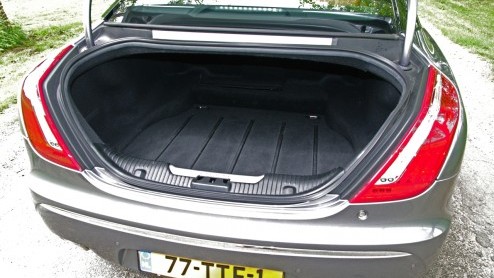Downsizen is een van de toverwoorden om de allerwegen zo gewenste brandstofbesparing te realiseren. Zelfs prestigefabrikanten als Jaguar moeten er aan geloven en daarom monteert het in Indiase handen