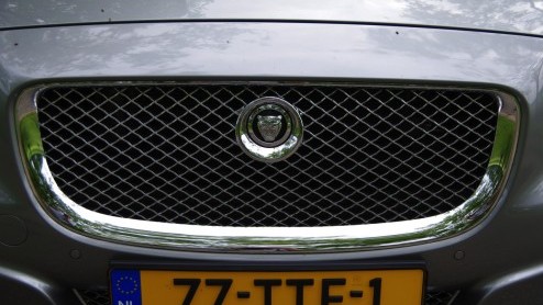 Downsizen is een van de toverwoorden om de allerwegen zo gewenste brandstofbesparing te realiseren. Zelfs prestigefabrikanten als Jaguar moeten er aan geloven en daarom monteert het in Indiase handen