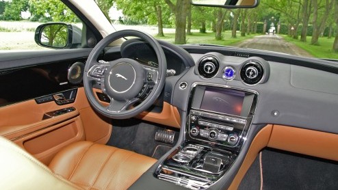 Downsizen is een van de toverwoorden om de allerwegen zo gewenste brandstofbesparing te realiseren. Zelfs prestigefabrikanten als Jaguar moeten er aan geloven en daarom monteert het in Indiase handen