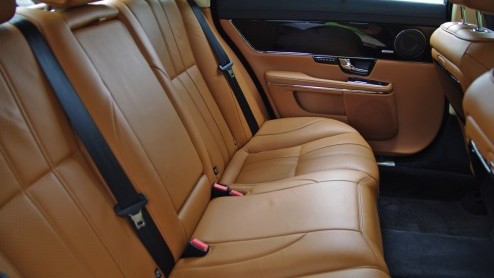 Downsizen is een van de toverwoorden om de allerwegen zo gewenste brandstofbesparing te realiseren. Zelfs prestigefabrikanten als Jaguar moeten er aan geloven en daarom monteert het in Indiase handen