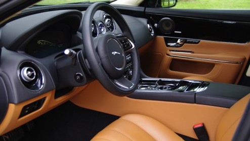 Downsizen is een van de toverwoorden om de allerwegen zo gewenste brandstofbesparing te realiseren. Zelfs prestigefabrikanten als Jaguar moeten er aan geloven en daarom monteert het in Indiase handen