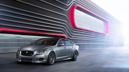 Jaguar XJR is nu officieel aangekondigd en ziet het licht in New York. Met 550 pk Supercharged V8, 20 inch wielen en heel veel snelheidspotentieel.