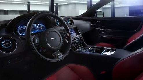 Jaguar XJR is nu officieel aangekondigd en ziet het licht in New York. Met 550 pk Supercharged V8, 20 inch wielen en heel veel snelheidspotentieel.