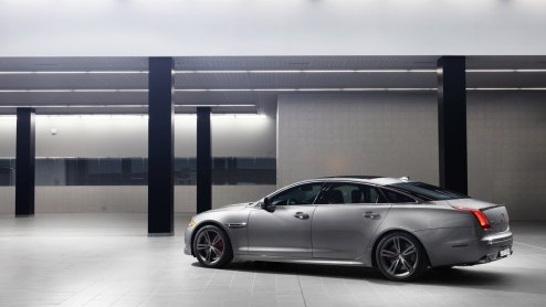 Jaguar XJR is nu officieel aangekondigd en ziet het licht in New York. Met 550 pk Supercharged V8, 20 inch wielen en heel veel snelheidspotentieel.