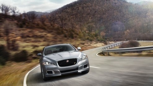 Jaguar XJR is nu officieel aangekondigd en ziet het licht in New York. Met 550 pk Supercharged V8, 20 inch wielen en heel veel snelheidspotentieel.