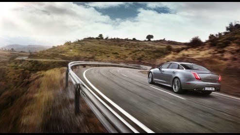 Jaguar XJR is nu officieel aangekondigd en ziet het licht in New York. Met 550 pk Supercharged V8, 20 inch wielen en heel veel snelheidspotentieel.
