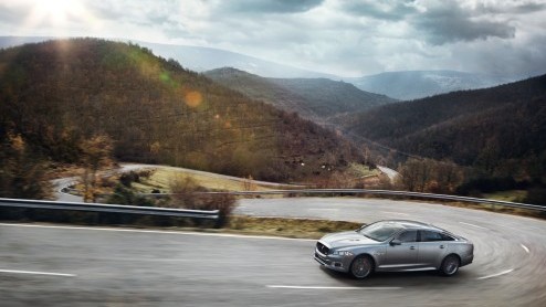 Jaguar XJR is nu officieel aangekondigd en ziet het licht in New York. Met 550 pk Supercharged V8, 20 inch wielen en heel veel snelheidspotentieel.