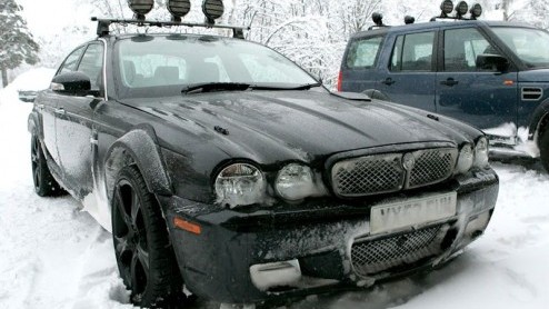 Wat een normale Jaguar XJ met forse wielen en extra verlichting moet lijken, is in feite onderhuids zijn opvolger. Met de komst van de XF is Jaguar een nieuwe designrichting ingeslagen en dan kan de X
