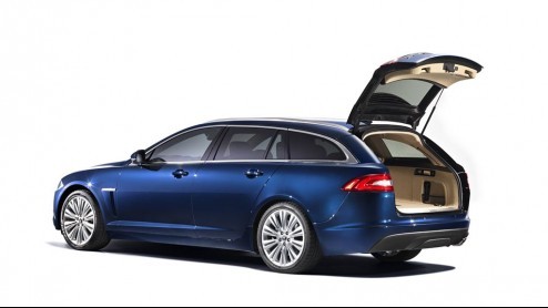 De langverwachte stationwagonvariant van de Jaguar XF is nu alvast officieel, want dit is de XF Sportbrake! Met 1675 liter bagage- en extra hoofdruimte maar identieke rijdynamiek rijd je praktisch in 
