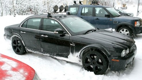 Wat een normale Jaguar XJ met forse wielen en extra verlichting moet lijken, is in feite onderhuids zijn opvolger. Met de komst van de XF is Jaguar een nieuwe designrichting ingeslagen en dan kan de X