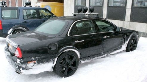 Wat een normale Jaguar XJ met forse wielen en extra verlichting moet lijken, is in feite onderhuids zijn opvolger. Met de komst van de XF is Jaguar een nieuwe designrichting ingeslagen en dan kan de X
