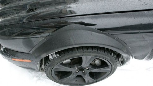 Wat een normale Jaguar XJ met forse wielen en extra verlichting moet lijken, is in feite onderhuids zijn opvolger. Met de komst van de XF is Jaguar een nieuwe designrichting ingeslagen en dan kan de X