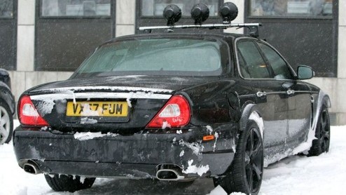 Wat een normale Jaguar XJ met forse wielen en extra verlichting moet lijken, is in feite onderhuids zijn opvolger. Met de komst van de XF is Jaguar een nieuwe designrichting ingeslagen en dan kan de X