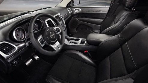 Jeep geeft een voorproefje van twee nieuwe modellen die als production-intent concept op de Autosalon van Genve staan; de sportief (zwart) uitziende Grand Cherokee met 3.0 liter dieselmotor en een