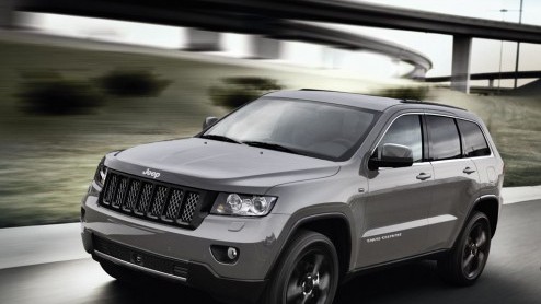 Speciaal voor de Europese markt heeft Jeep de Grand Cherokee S-Limited in het leven geroepen. De speciale uitvoering valt niet te missen voor hoogglans zwarte accenten, 20 inch wielen en een opgewaard