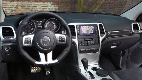 Hou je vast; de snelste Jeep is onderweg. De Grand Cherokee SRT met 468 pk is leverbaar vanaf 1 juli voor de prijs van 149.990 euro. Yeehaa!