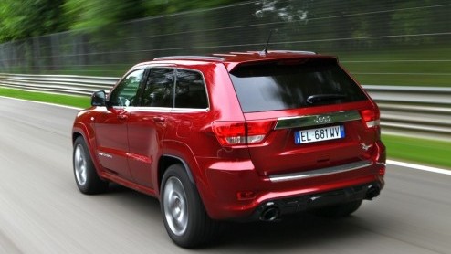 Hou je vast; de snelste Jeep is onderweg. De Grand Cherokee SRT met 468 pk is leverbaar vanaf 1 juli voor de prijs van 149.990 euro. Yeehaa!
