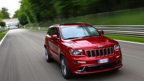 Hou je vast; de snelste Jeep is onderweg. De Grand Cherokee SRT met 468 pk is leverbaar vanaf 1 juli voor de prijs van 149.990 euro. Yeehaa!