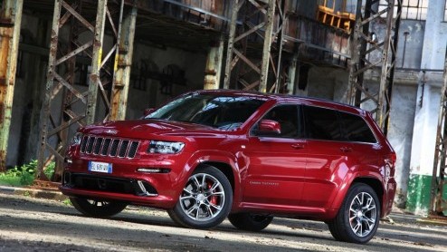 Hou je vast; de snelste Jeep is onderweg. De Grand Cherokee SRT met 468 pk is leverbaar vanaf 1 juli voor de prijs van 149.990 euro. Yeehaa!