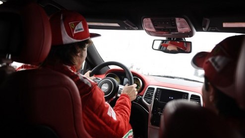 Jeep introduceert de Grand Cherokee SRT8 vanaf mei op de Europese markt. Om dit te vieren zijn twee speciale versies met Ferrari-looks overhandigd aan Ferrari F1-coureurs Fernando Alonso en Felipe Mas