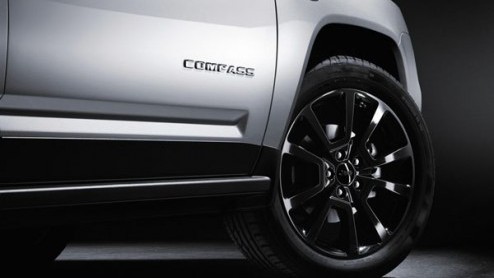 Jeep gunt de Compass een stukje extra aandacht en komt met een gelimiteerde Black Edition, waarbij de chromen details zijn verruild voor zwart gekleurde details. Direct na de zomervakantie, in septemb