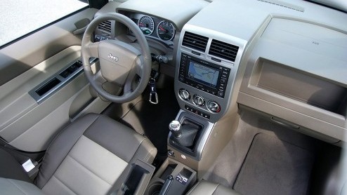 Jeep: vette Amerikaanse terreinwagens die hun naam ontlenen aan het werkpaard uit de Tweede Wereldoorlog. Nu hebben ze ontdekt dat er ook een markt is voor kline SUV's. Laat nu zusterbedrijf Dodge n