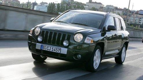 Jeep: vette Amerikaanse terreinwagens die hun naam ontlenen aan het werkpaard uit de Tweede Wereldoorlog. Nu hebben ze ontdekt dat er ook een markt is voor kline SUV's. Laat nu zusterbedrijf Dodge n