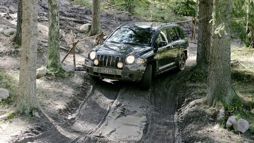 Jeep: vette Amerikaanse terreinwagens die hun naam ontlenen aan het werkpaard uit de Tweede Wereldoorlog. Nu hebben ze ontdekt dat er ook een markt is voor kline SUV's. Laat nu zusterbedrijf Dodge n