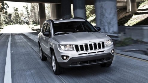 De Jeep Compass moet nog even mee. Daarom presenteren de Amerikanen op de Autoshow van Detroit opnieuw een faceliftmodel. De Compass staat daar naast grote broer Grand Cherokee, die ook wordt opgefris